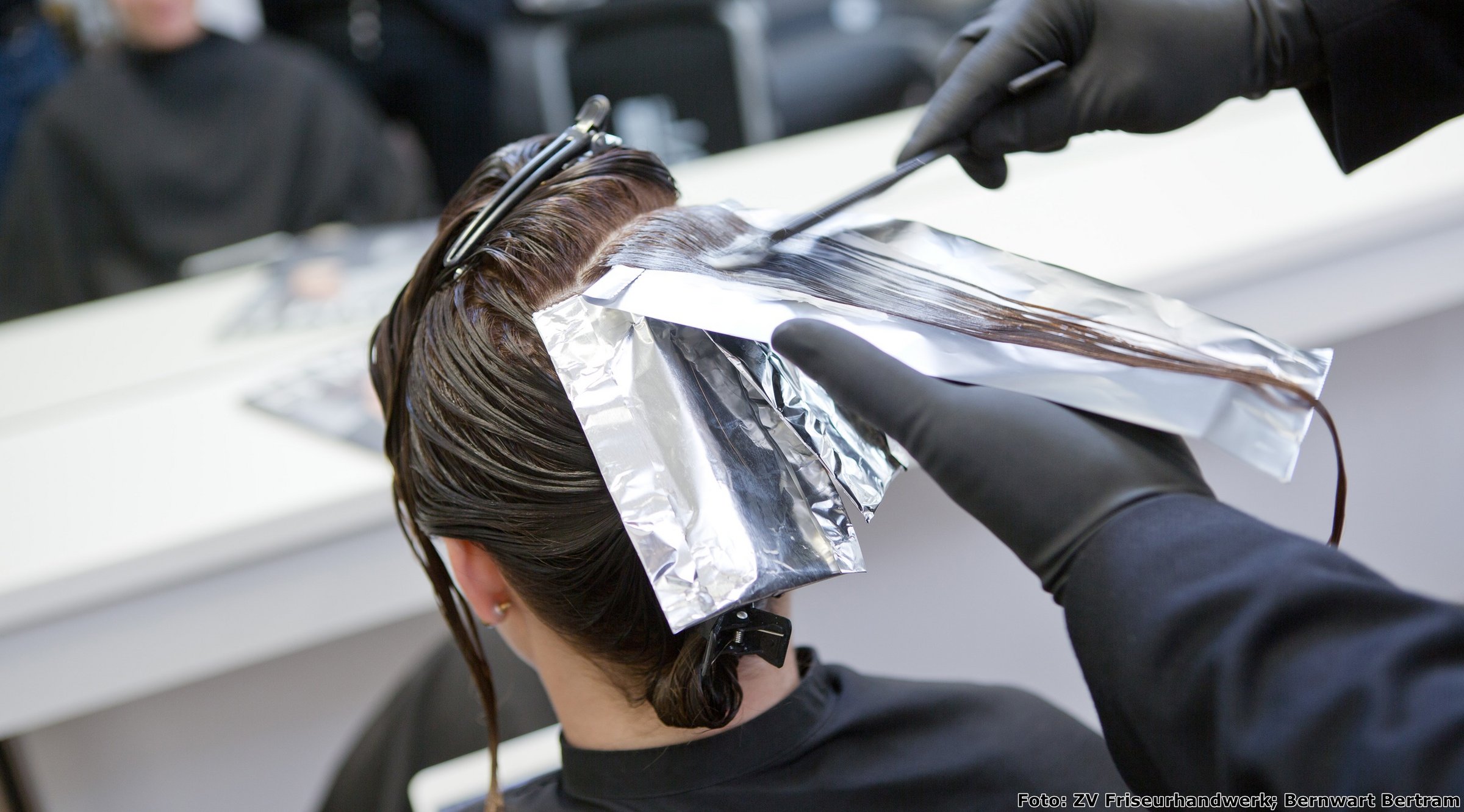 Haare färben im Chemie-Unterricht