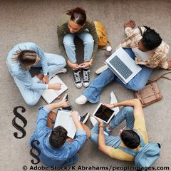 Gruppe von Menschen sitzen beieinander 