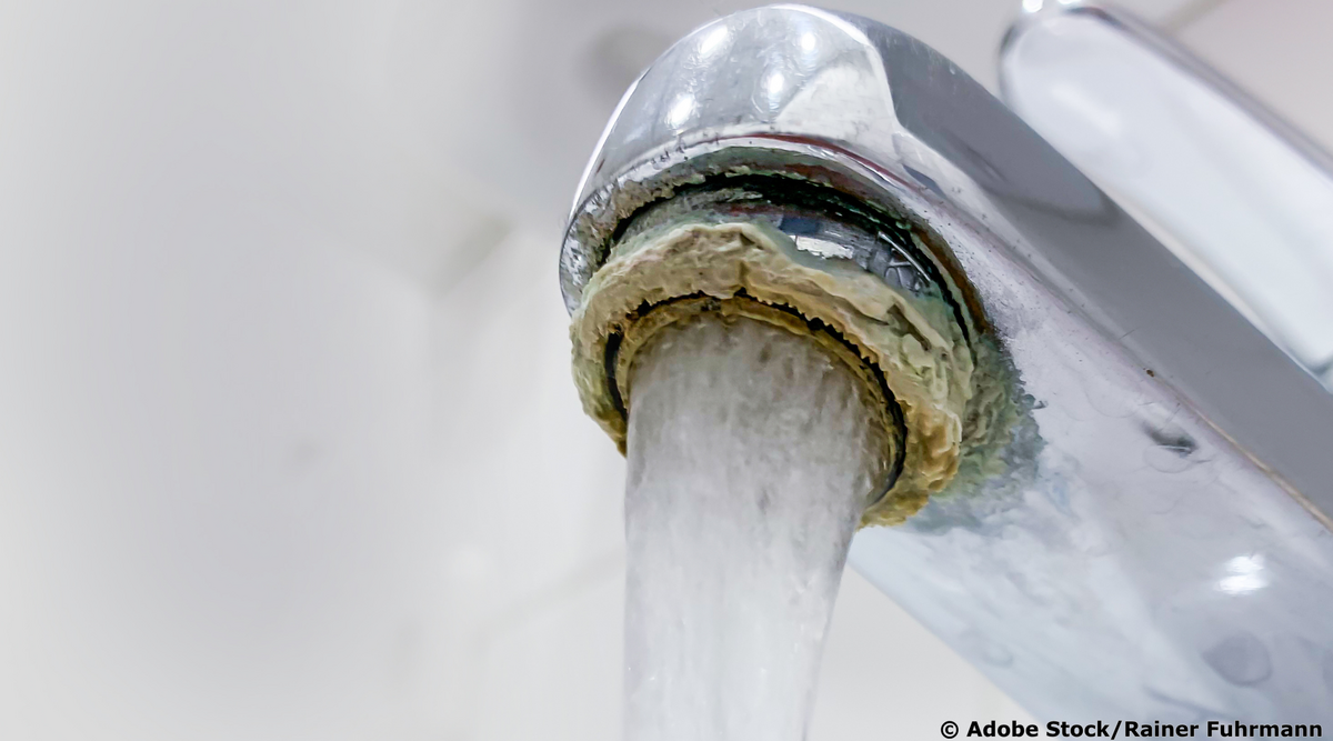 Wasser aus Wasserhahn mit Kalk