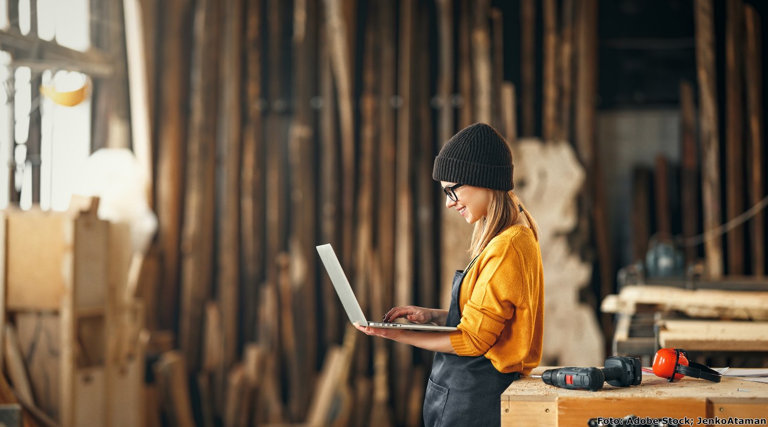 Junge Frau mit Tablet in Werkstatt