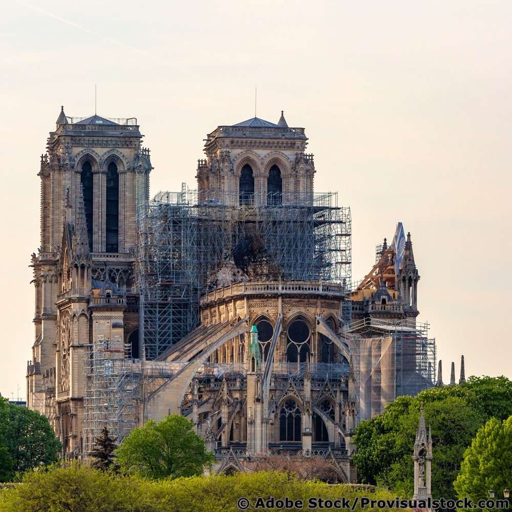 Notre-Dame-Kathedrale in Paris, die nach dem Brand mit einem Gerüst für Restaurierungsarbeiten bedeckt ist.