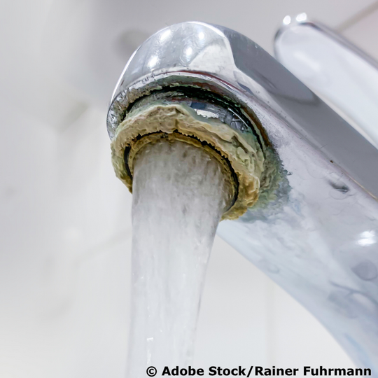 Wasser aus Wasserhahn mit Kalk