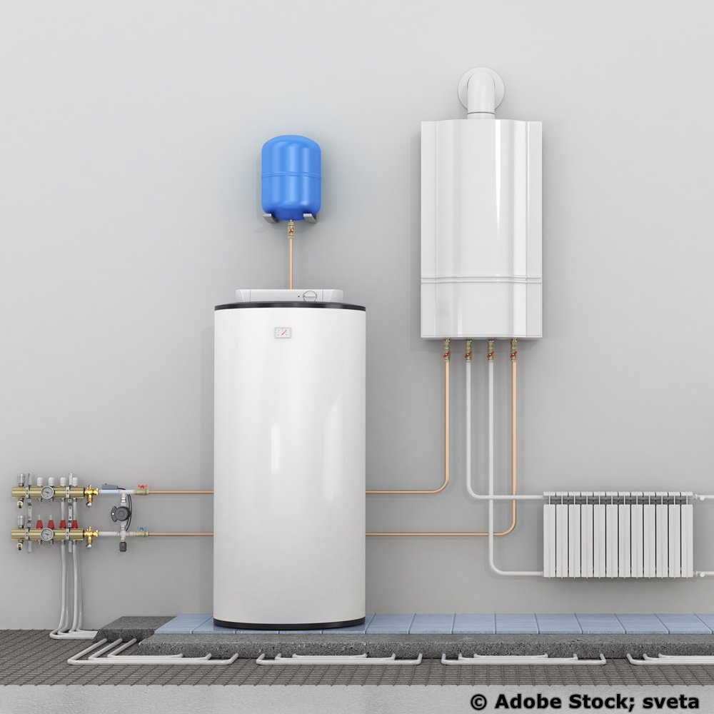 Moderne Heizungsinstallation in einem Technikraum mit Wandheizkessel, Warmwasserspeicher, Heizungsverteiler, Heizkörper, Waschbecken und den zugehörigen Rohrleitungen.