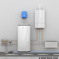 Moderne Heizungsinstallation in einem Technikraum mit Wandheizkessel, Warmwasserspeicher, Heizungsverteiler, Heizkörper, Waschbecken und den zugehörigen Rohrleitungen.