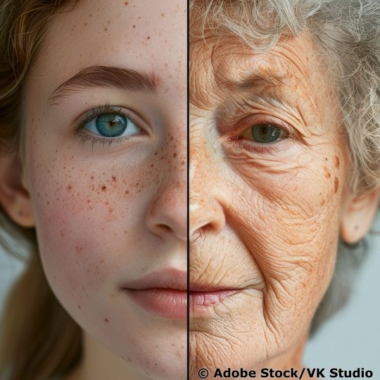 Gesichtshälften einer jungen und einer älteren Frau nebeneinander – Symbol für verschiedene Generationen