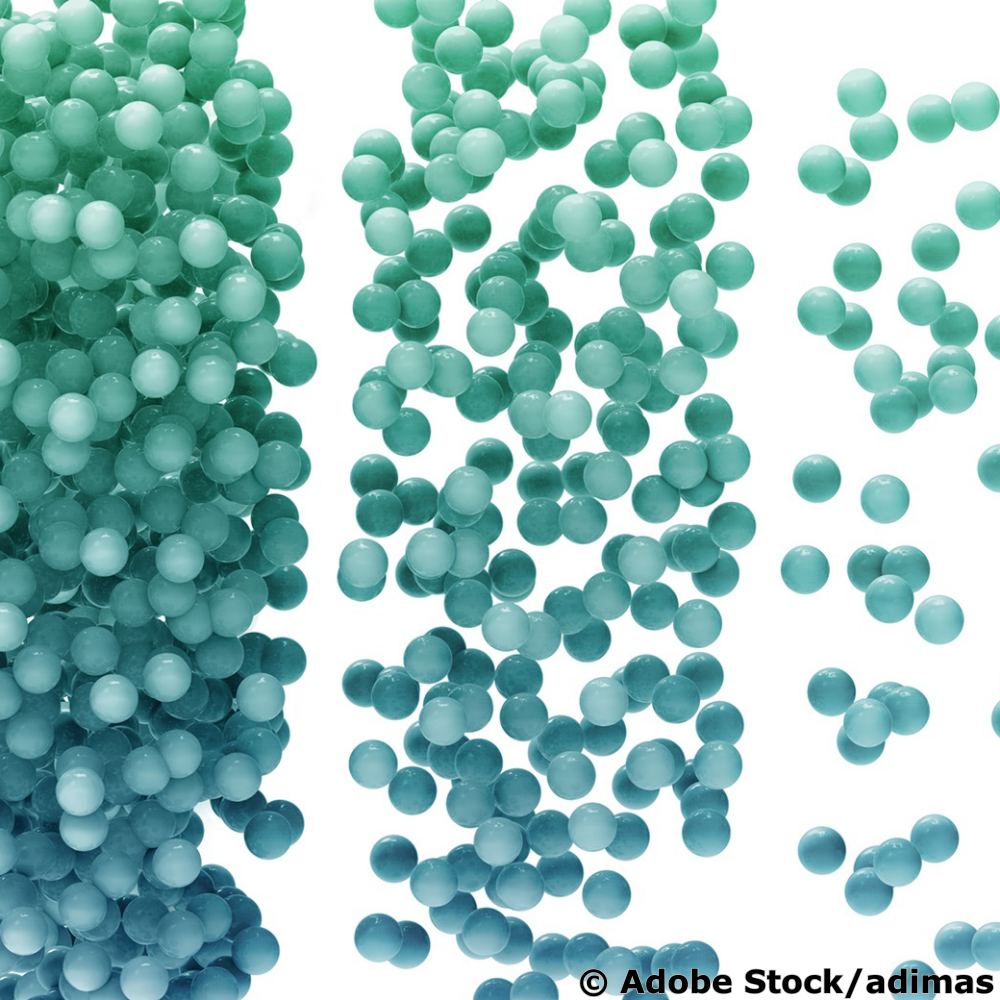 Türkisfarbene Kugeln, die links dicht gepackt und rechts locker verteilt sind, um das Konzept unterschiedlicher Dichten zu veranschaulichen.